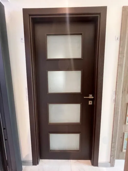 des portes intérieures et extérieures