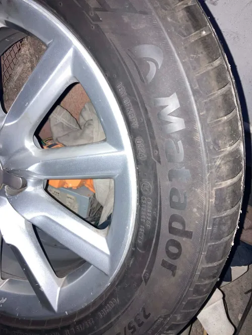 Vends 4 jantes + pneus audi  235/55 R17.