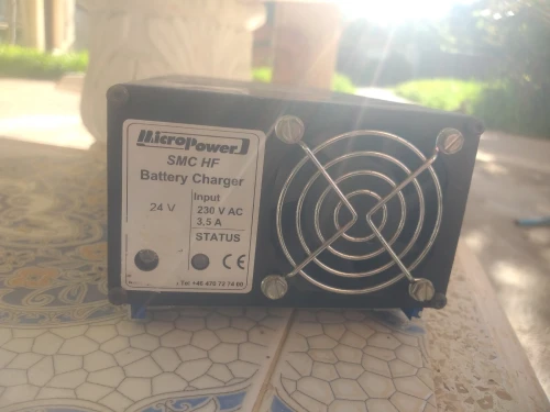 CHARGEUR DE BATTERIE  INDUSTRIEL 24 VDC