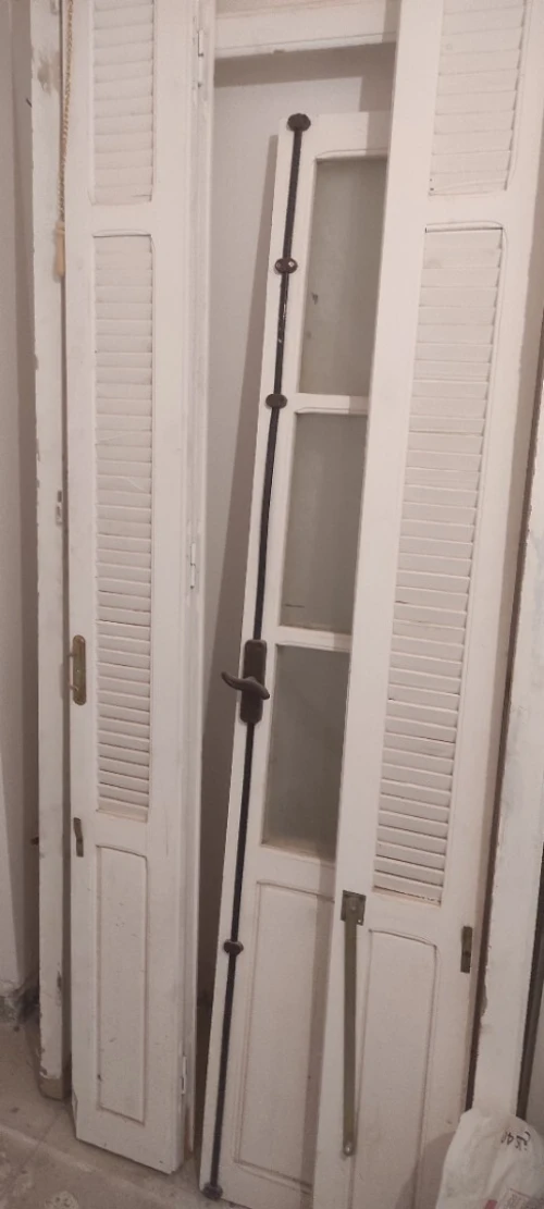 Lot de : porte d'entrée, deux portes balcon, deux fenêtres, porte pour salon