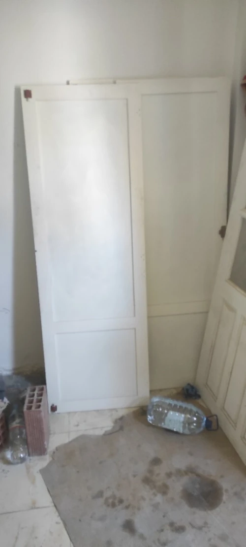 Lot de : porte d'entrée, deux portes balcon, deux fenêtres, porte pour salon