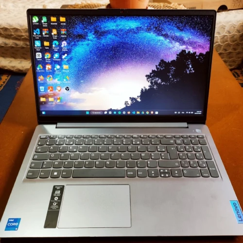 IdeaPad 3  -intel i5 11th gen, 8gb ram,512 gb ssd