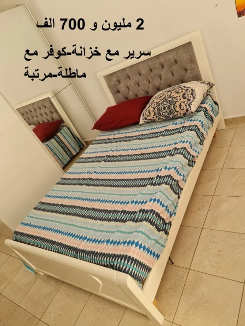 lits, matelas et oreillers, table de nuit, porte de monteau