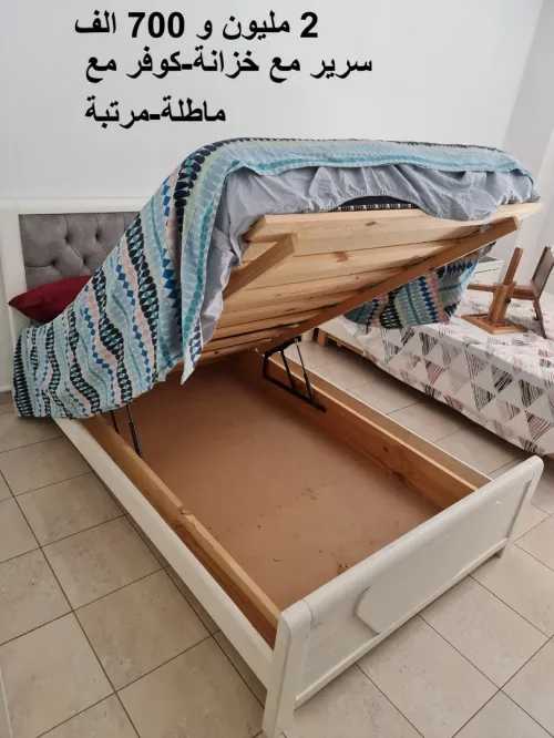 lits, matelas et oreillers, table de nuit, porte de monteau