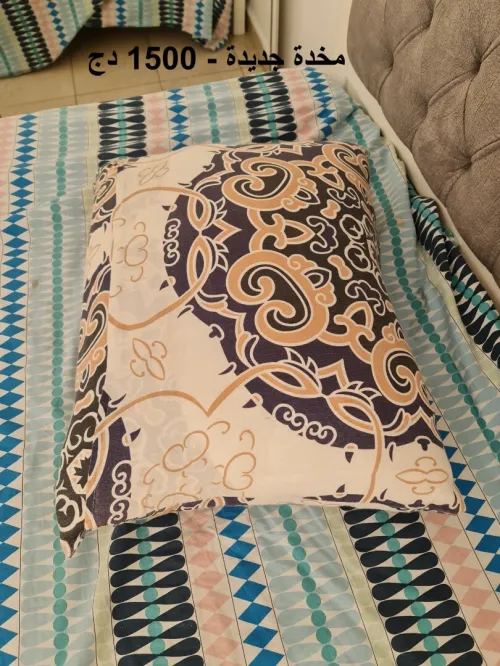 lits, matelas et oreillers, table de nuit, porte de monteau
