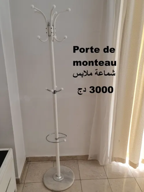 lits, matelas et oreillers, table de nuit, porte de monteau