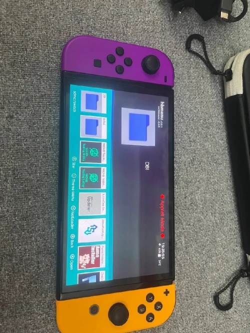 Nintendo switch oled flashé etat neuf avec chargeur et pochette