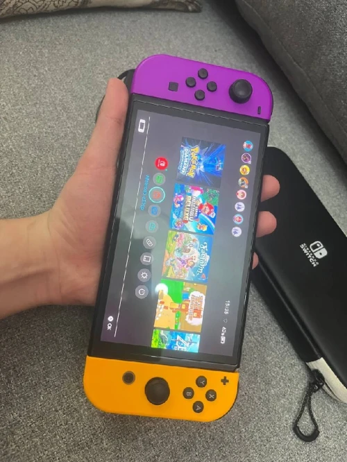 Nintendo switch oled flashé etat neuf avec chargeur et pochette
