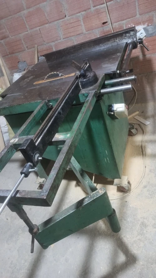 Machine manche a balais