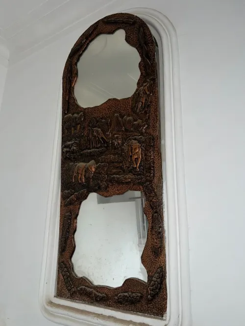 Miroir mural artisanal en cuivre martelé signé