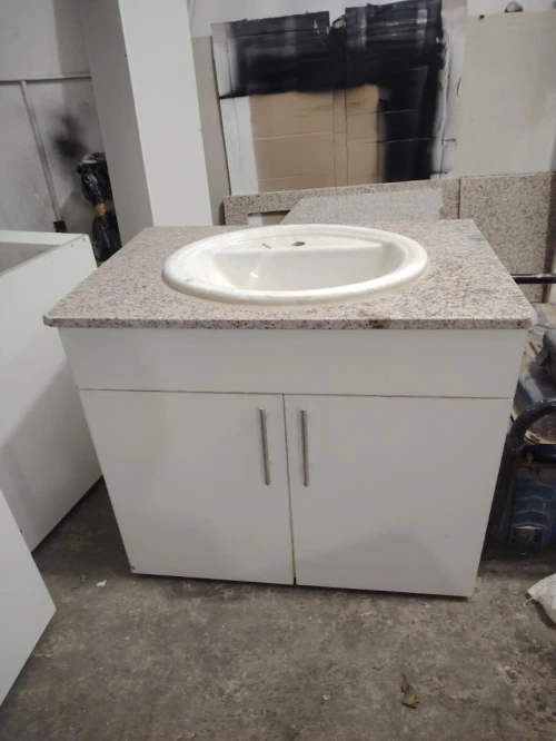 la partie basse d'une cuisine , meuble de salle de bain et baignore