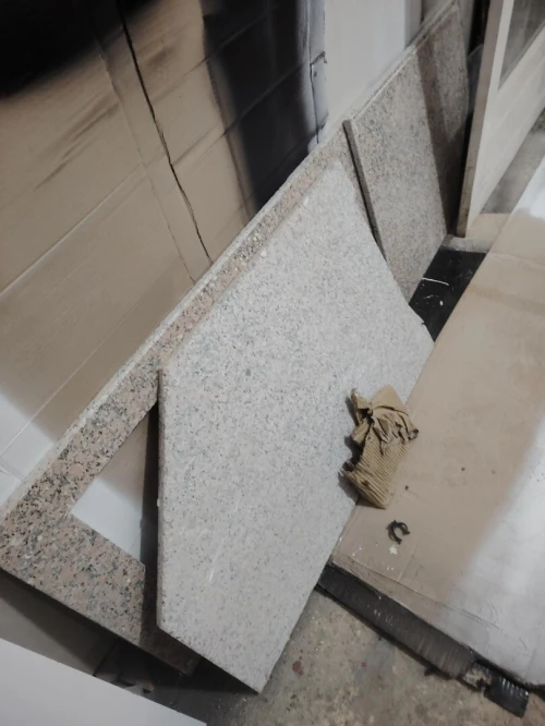 la partie basse d'une cuisine , meuble de salle de bain et baignore