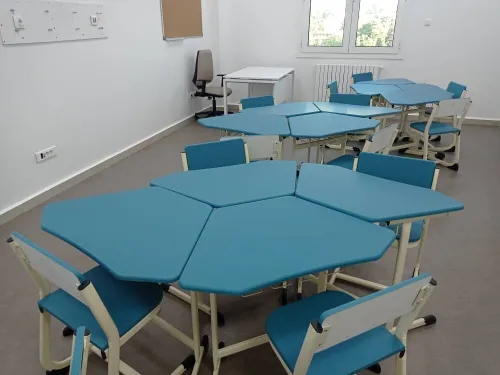 Chaises et table scolaire 