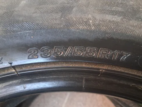Pneus    1(235/50 R 18) 2 (235/5 5 R 17)