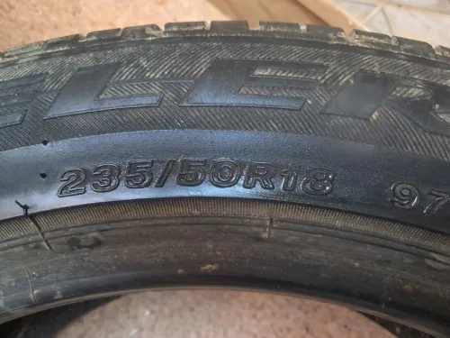 Pneus    1(235/50 R 18) 2 (235/5 5 R 17)