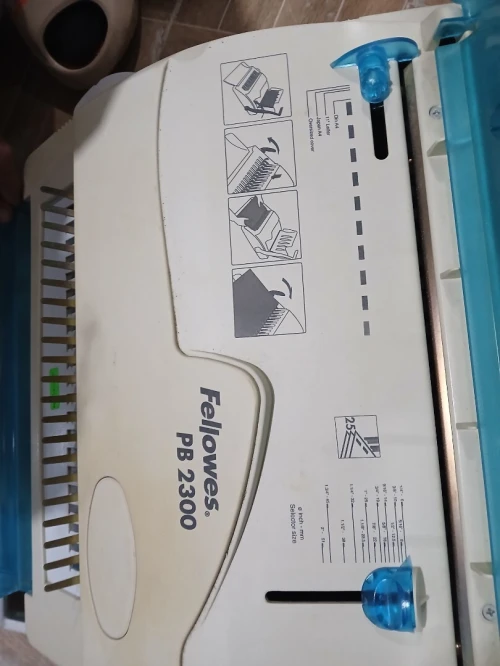 Relieuse à anneaux plastiques)