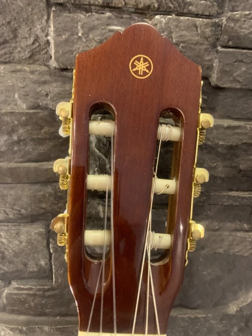 YAMAHA C80 BOIS ROUGE