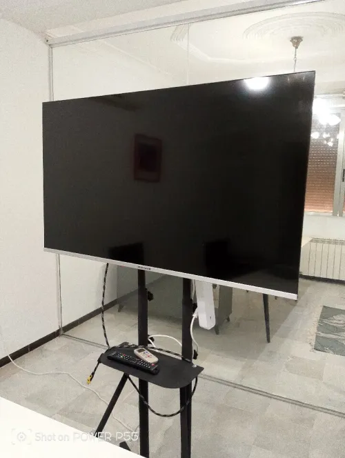 Télévision avec support roulant pour réunion et vidéos conférence