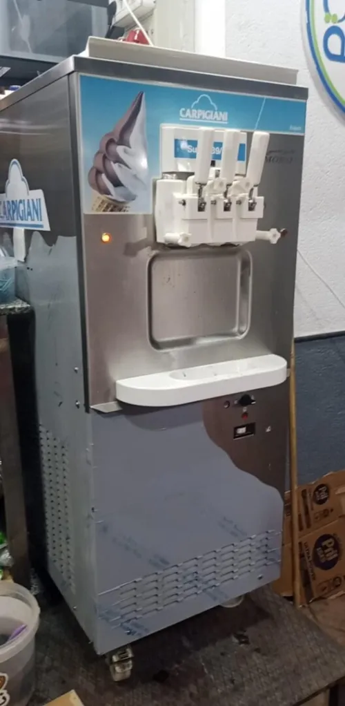 Machine à glace carpigiani 2x12 Très bon état année 2024