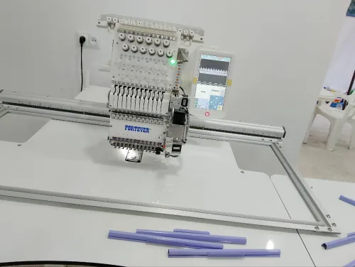 Machine a broderie industrielle 