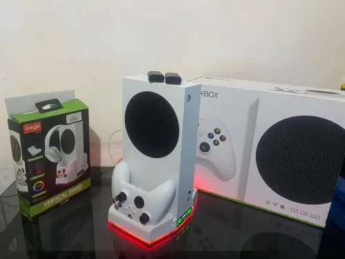 Xbox series s + stande de refroidissement + 2 batterie ( état neuf ) , ( xbox 2024 )