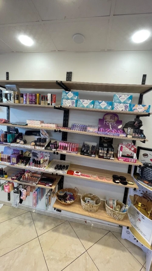Comptoirs magasin et étagères MDF