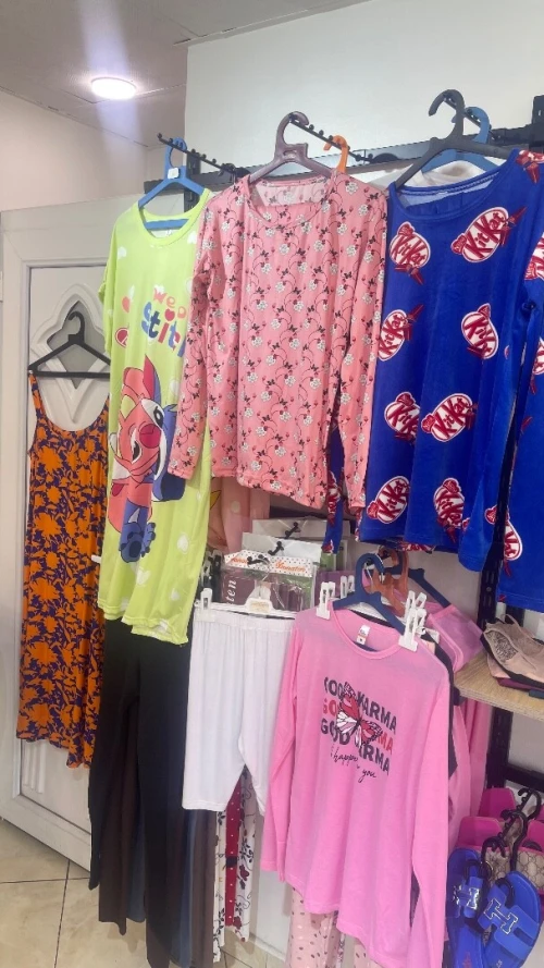 Met en vente lot de lingerie et pyjamas
