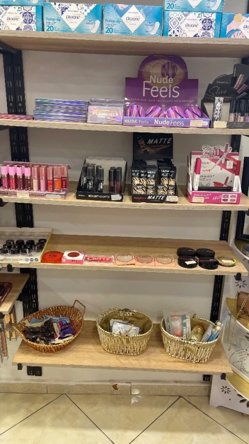 Produit cosmétique et maquillage avec étagères et comptoire