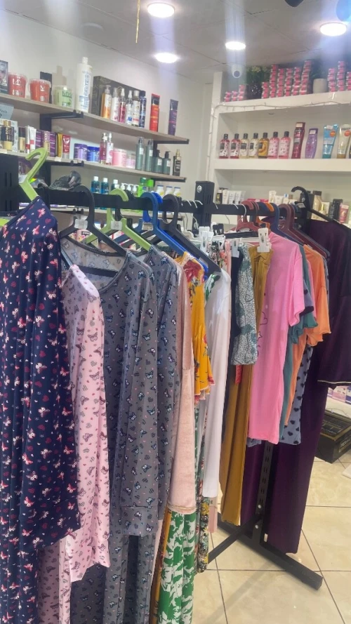 Met en vente lot de lingerie et pyjamas