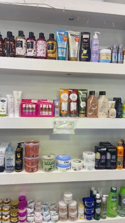 Produit cosmétique et maquillage avec étagères et comptoire