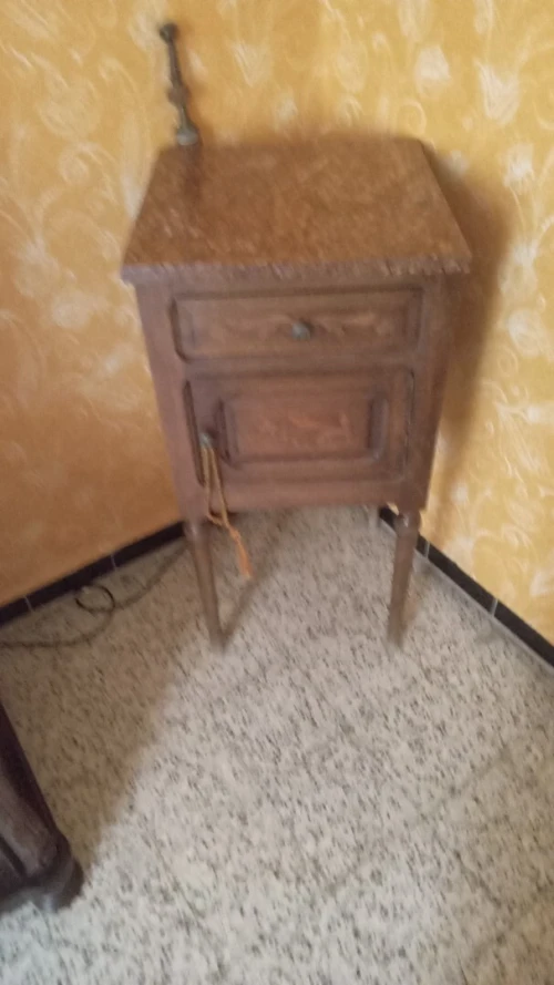 Table de nuit + armoire 
