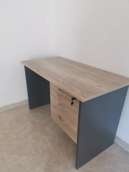 Bureau 1m20 en mélamine avec 3 tiroirs à clé