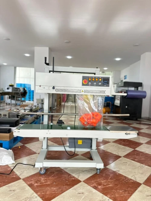 Soudeuse continue verticale pour gros sacs avec système de marquage FRCM-1120L
