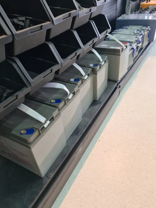 Batterie et chargeur gerbeurs et transpalettes électriques