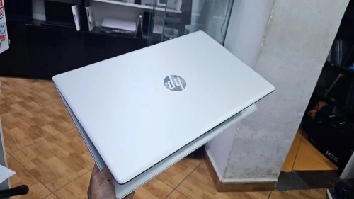 HP laptop 17 AMD 16 GB 1TB SSD Ryzen-5700U 4.3 GHz (Win 11) Radeon Graphics 17.3" (Full HD)