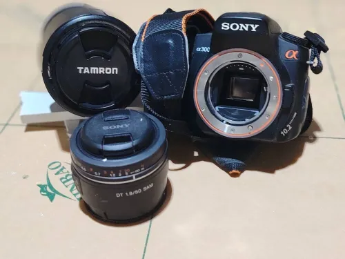 Sony alpha 300 avec 2 objectifs cameron 70/300 et sony 1.8/50