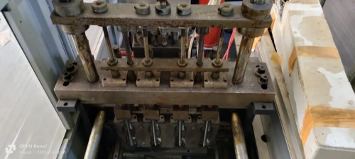 آلة نفخ العبوات البلاستيكية Machine souffleuse PET de 00 ML jusqu'à 4L1/