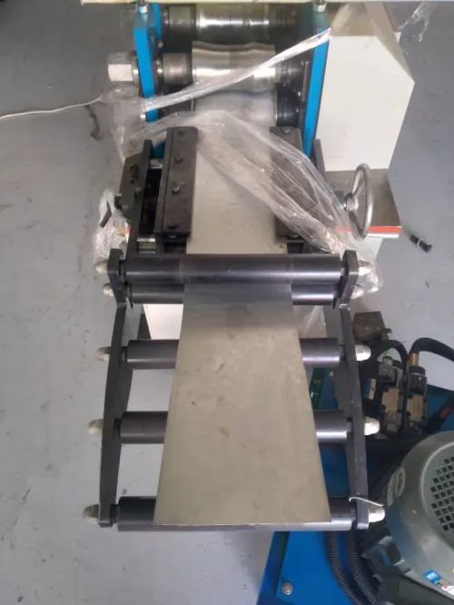 MACHINE, PROFILEUSE POUR LAME RIDEAU MÉTALLIQUE /1/