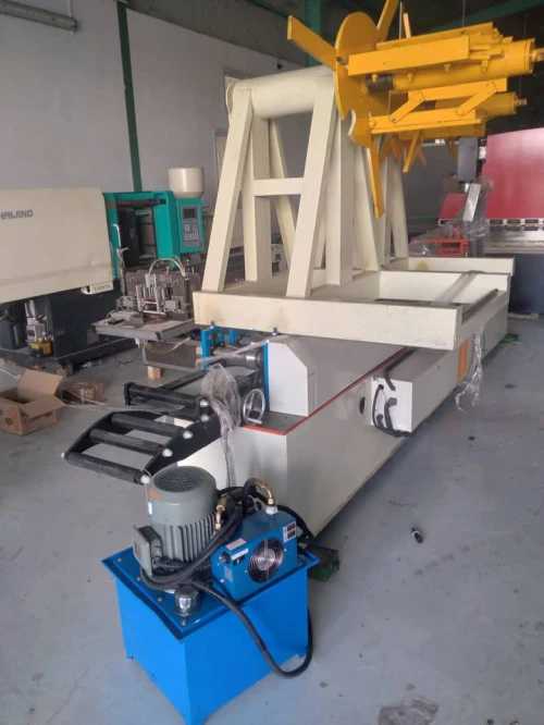 MACHINE, PROFILEUSE POUR LAME RIDEAU MÉTALLIQUE /1/