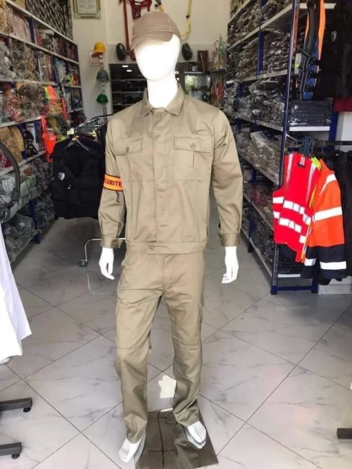 Tenue de travail , combinaison, chaussures de sécurité, gants , casque
