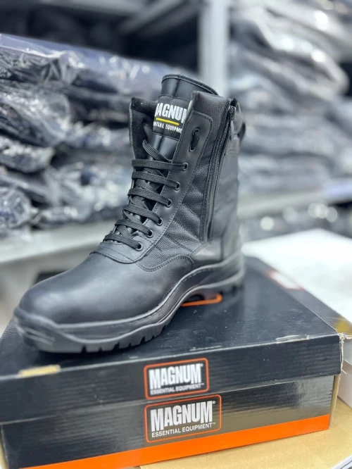 Tenue de travail , combinaison, chaussures de sécurité, gants , casque