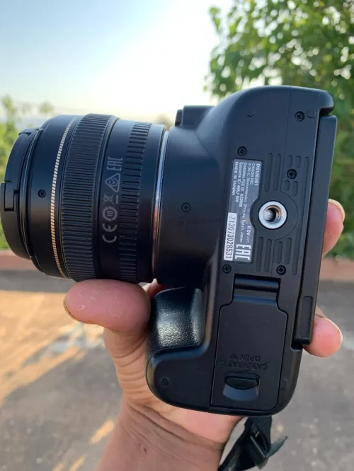 canon 250 d  les click 8 k avec objectif 50 mm 1.8 