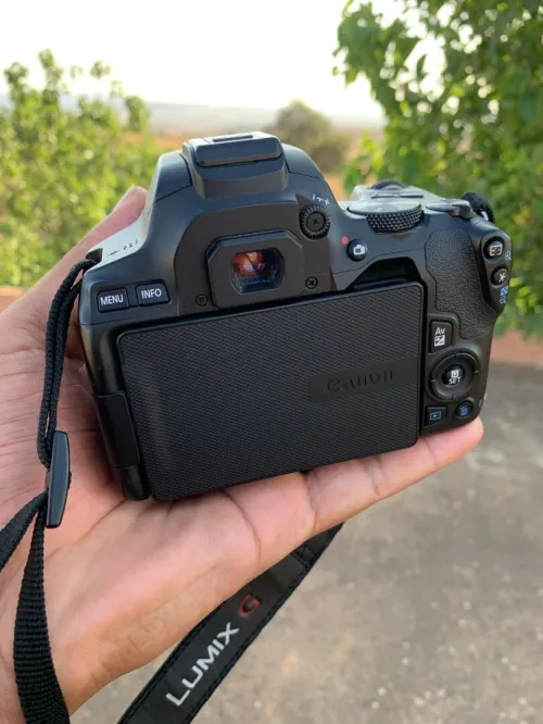 canon 250 d  les click 8 k avec objectif 50 mm 1.8 