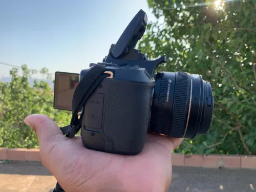canon 250 d  les click 8 k avec objectif 50 mm 1.8 