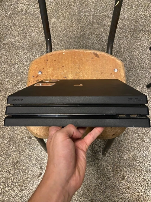 ps4 pro version 9:00 avec ça boite 