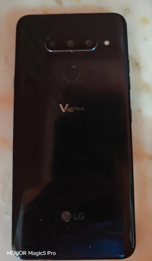 LG V40 ThinQ LG V40 ThinQ