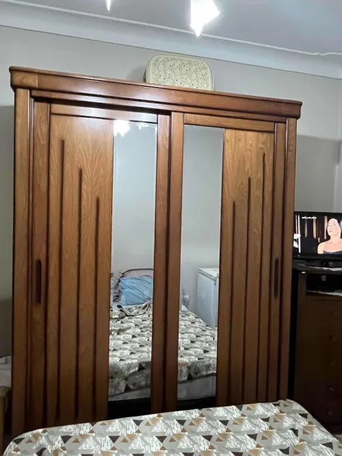 Armoire ,table de nuit et chiffonnière en très bon état 