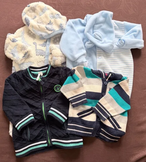 Vêtements bébé garçon de 0,3,6 mois neuf et très bonne occasion