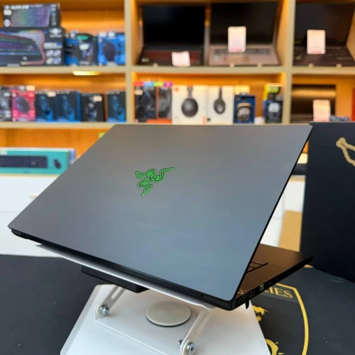 RAZER BLADE 14 AMD RYZEN 9 8945HS NVIDIA RTX 4070 32GB RAM 1TB SSD ECRAN 14 QHD+ 240HZ