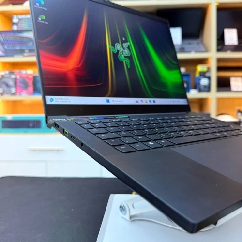 RAZER BLADE 14 AMD RYZEN 9 8945HS NVIDIA RTX 4070 32GB RAM 1TB SSD ECRAN 14 QHD+ 240HZ